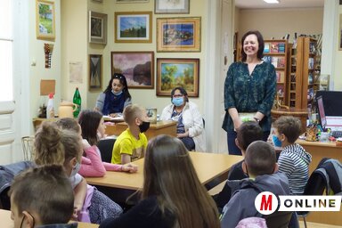 Csík Mónika és a másodikosok a palicsi könyvtárban (Fotó: Szalma Brigitta)