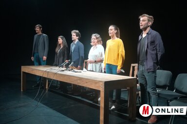 Az előadás szereplői énekeltek a sajtótájékoztató előtt (Fotó: Lukács Melinda)
