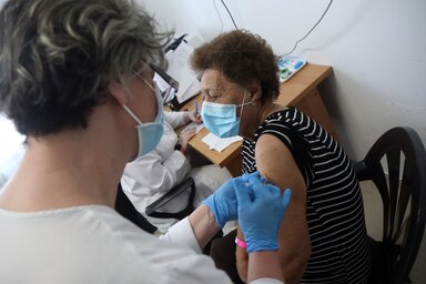 Pfizer-vakcinával oltanak (Fotó: MTI)