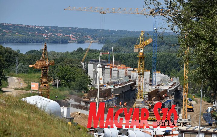 Fázisokban végezik el a vasútépítési munkálatokat (Ótos András felvétele) Fázisokban végezik el a vasútépítési munkálatokat (Ótos András felvétele)
