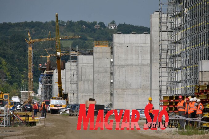 Miután elkészül, 200 kilométeres óránkénti sebességgel tudnak száguldani majd a szerelvények (Ótos András felvétele) Miután elkészül, 200 kilométeres óránkénti sebességgel tudnak száguldani majd a szerelvények (Ótos András felvétele)