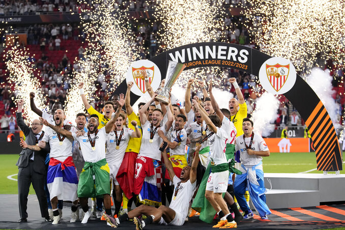 A Sevilla kevesebb mint két évtized alatt hetedszer nyerte meg az Európa-ligát vagy elődjét, az UEFA-kupát (Fotó: Beta/AP) A Sevilla kevesebb mint két évtized alatt hetedszer nyerte meg az Európa-ligát vagy elődjét, az UEFA-kupát (Fotó: Beta/AP)