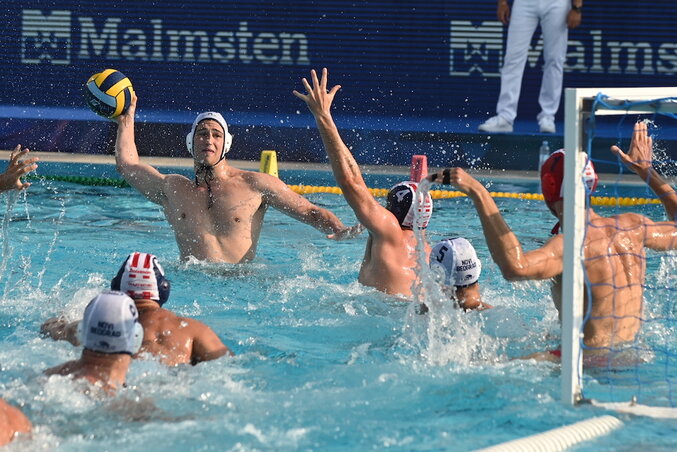 Granados (labdával) ötöt rámolt be az Olimpiakosznak (Fotó: VK Novi Beograd)