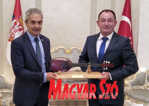 A találkozón a török nagykövetnek ajándékként egy