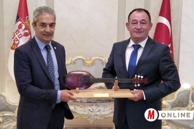 A találkozón a török nagykövetnek ajándékként egy