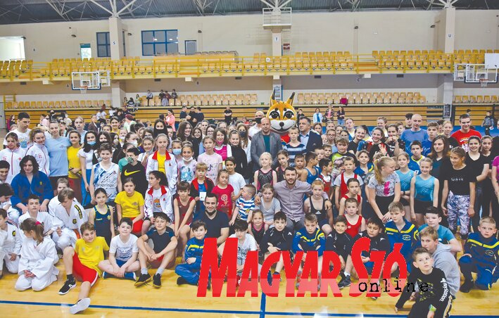 Sportolók és leendő sportolók a vendégekkel a zentai sportnapon Sportolók és leendő sportolók a vendégekkel a zentai sportnapon