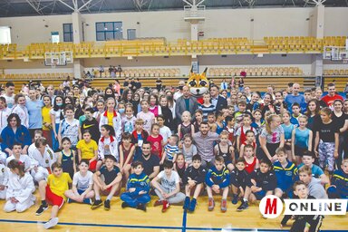 Sportolók és leendő sportolók a vendégekkel a zentai sportnapon