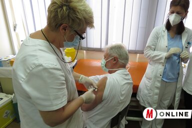 Adán szorgalmazzák, hogy az idősebbek mellett a fiatalok is minél többen vegyék fel a védőoltást