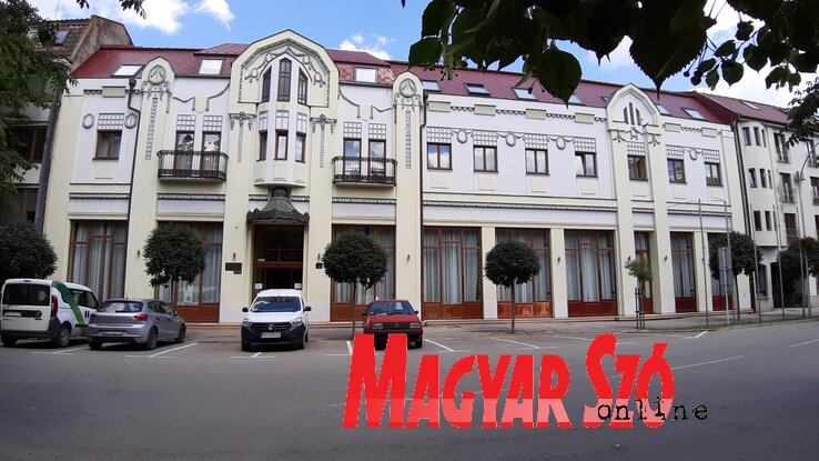 Az önkormányzat a Royal hotel előtti járda felújítását vállalta Az önkormányzat a Royal hotel előtti járda felújítását vállalta