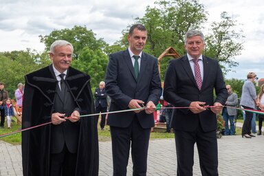 Kató Béla püspök, Márk Endre szászrégeni polgármester és Grezsa István miniszteri biztos (Fotó: MTI)