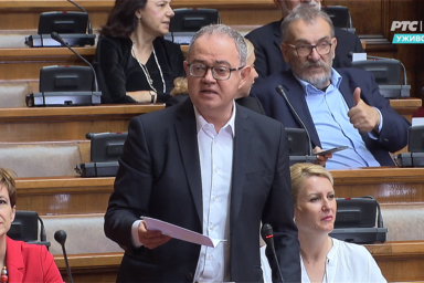 Zoran Lutovacot, a DP elnökét többek között érdekelte, igaz-e, hogy az ellenzéki politikusokat állandóan követik a biztonsági szolgálatok emberei (Fotó: RTS screenshot)