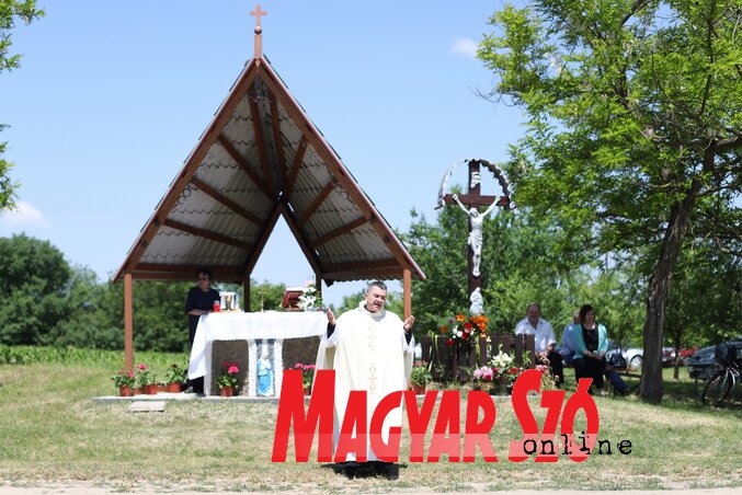 Zsolnai István szabadtéri misét celebrál Zsolnai István szabadtéri misét celebrál