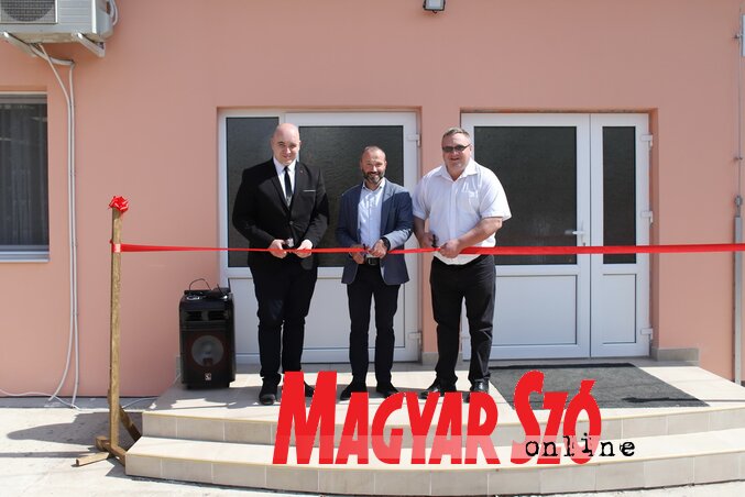 Kovács Viktor, Szatmári Adrián és Csorba Ottó átvágják a civil központ szalagját Kovács Viktor, Szatmári Adrián és Csorba Ottó átvágják a civil központ szalagját