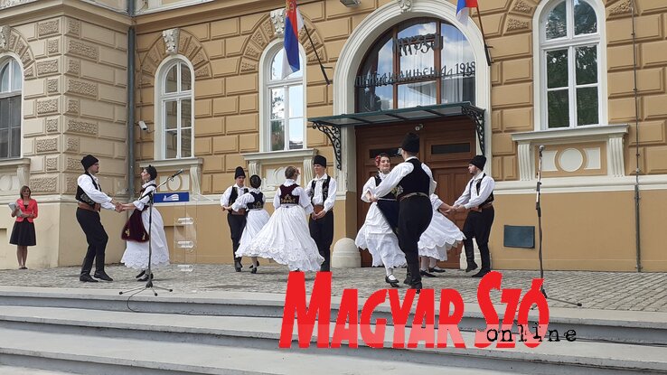 Az ünnepélyes átadást hagyományos szerb táncos-zenés előadás előzte meg (Fotó: Győri Norbert)
