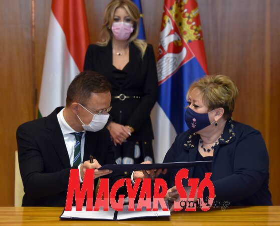 Szijjártó Péter és Anđelka Atanasković (Ótos András felvétele) Szijjártó Péter és Anđelka Atanasković (Ótos András felvétele)