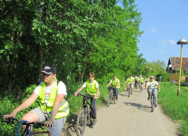 Az iskola pólójában, fényvisszaverő mellényben kerekeztek a diákok Az iskola pólójában, fényvisszaverő mellényben kerekeztek a diákok