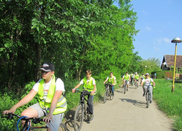 Az iskola pólójában, fényvisszaverő mellényben kerekeztek a diákok