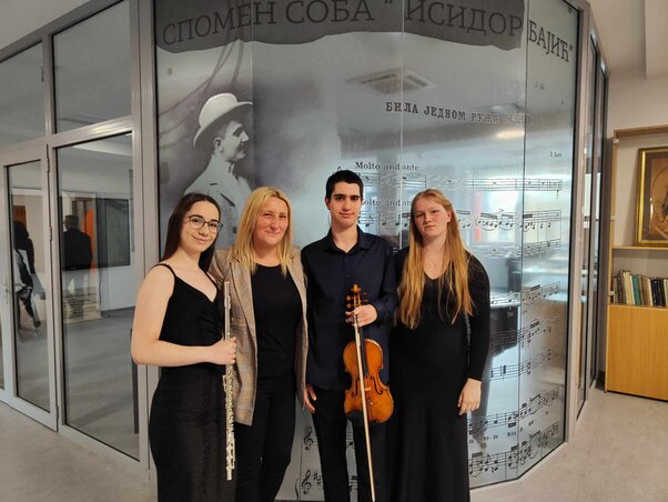 Nagypál Zsófia, Ksenija Mijatović Korom tanárnő, Sergej Skeledžija és Marija Šapovalova, azaz a Trio Comodo és felkészítő tanáruk Nagypál Zsófia, Ksenija Mijatović Korom tanárnő, Sergej Skeledžija és Marija Šapovalova, azaz a Trio Comodo és felkészítő tanáruk
