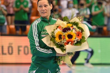 Görbicz Anita az őt köszöntő virágcsokorral (Fotó: MTI)
