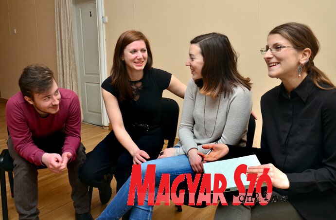 Próbán Crnkovity Gabriella rendező és Léphaft Ágnes segédrendező (Fotó: Dávid Csilla) Próbán Crnkovity Gabriella rendező és Léphaft Ágnes segédrendező (Fotó: Dávid Csilla)