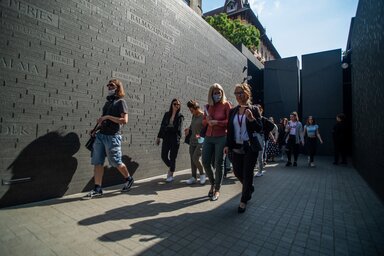 A diákok rendhagyó történelemórán vesznek részt a Rákóczi Szövetség szervezésében az Összetartozás Emlékhelyénél (Fotó: MTI)