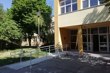 A temerini diákok, szülők és tanárok akkor is örülnek a teljesen felújított épületnek, ha az jelenleg kihasználatlannak tűnik. (Fotó: Tóth D. Lívia)