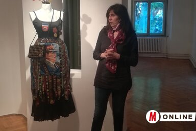 Jasmina Jovančić Vidaković tárlatvezetés közben (Fotó: Lukács Melinda)