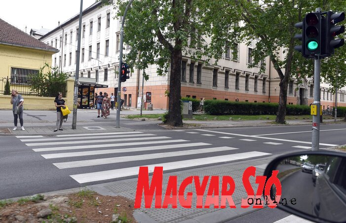 Az önkormányzat nem csak ismeretterjesztés formájában igyekszik fokozni a közlekedésbiztonságot. A Mihajlo Pupin Villamossági Szakközépiskola előtt nemrégiben villanyrendőrt állítottak fel annak érdekében, hogy a diákok biztonságosan kelhessenek át a forg Az önkormányzat nem csak ismeretterjesztés formájában igyekszik fokozni a közlekedésbiztonságot. A Mihajlo Pupin Villamossági Szakközépiskola előtt nemrégiben villanyrendőrt állítottak fel annak érdekében, hogy a diákok biztonságosan kelhessenek át a forg