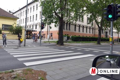 Az önkormányzat nem csak ismeretterjesztés formájában igyekszik fokozni a közlekedésbiztonságot. A Mihajlo Pupin Villamossági Szakközépiskola előtt nemrégiben villanyrendőrt állítottak fel annak érdekében, hogy a diákok biztonságosan kelhessenek át a forg