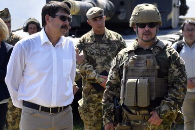 Áder János és Lőrincz Gábor dandártábornok mögött egy Leopard2A4 harckocsi látható (Fotó: MTI)