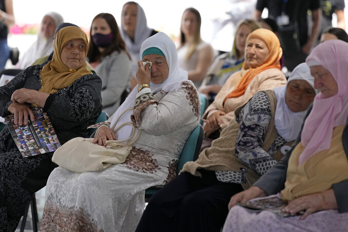A srebrenicai áldozatok hozzátartozói, özvegyek, anyák várják az ítéletet a potočari emlékközpontban (Fotó: Beta)