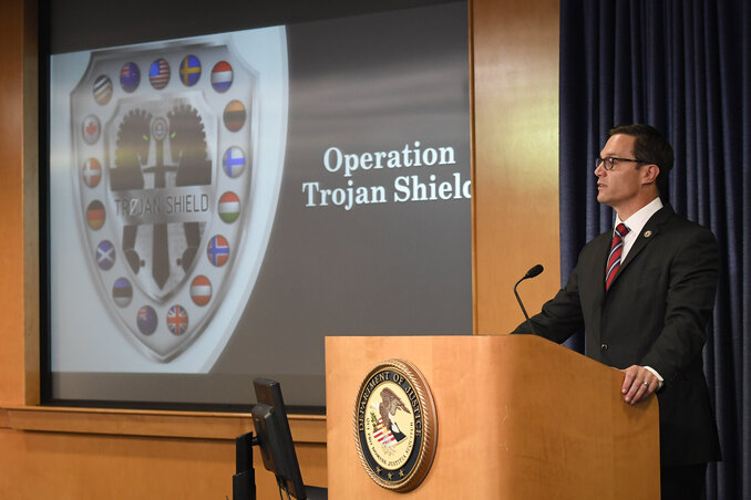 A nemzetközi akció részleteit az FBI illetékesei a San Diegó-i sajtótájékoztatón ismertették (Fotó: Beta/AP)