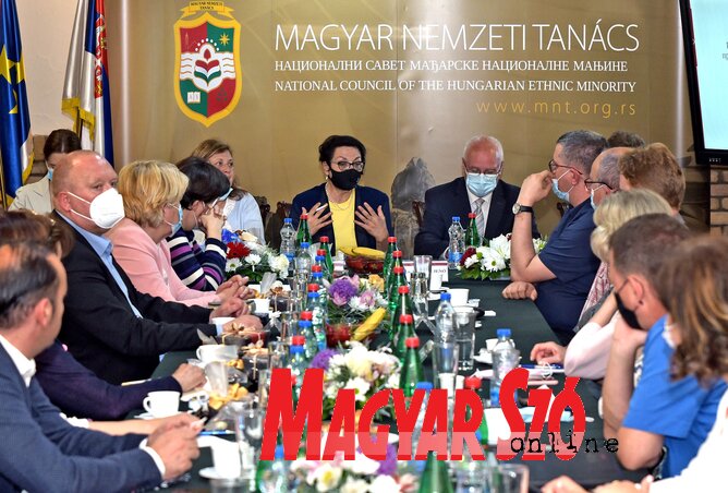 A miniszter asszony az MNT alapította, illetve társalapította intézmények vezetőivel (Gergely Árpád felvétele) A miniszter asszony az MNT alapította, illetve társalapította intézmények vezetőivel (Gergely Árpád felvétele)