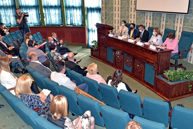 A találkozón jelen voltak a civil szektor, a helyi önkormányzatok, valamint az állami intézmények képviselői is