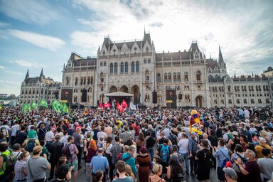 Budapest, 2021. j?nius 5.
R?sztvev?k a k?nai Fudan Egyetem budapesti kampusz?nak l?trehoz?sa ellen meghirdetett t?ntet?sen a Parlament el?tt, a Kossuth Lajos t?ren 2021. j?nius 5-?n.
MTI/Balogh Zolt?n