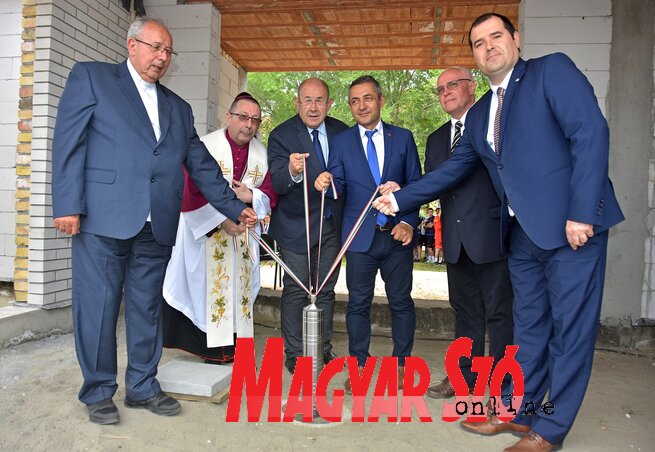 Utasi Jenő atya, Slavko Večerin szabadkai megyés püspök, Pásztor István, Potápi Árpád János, Hajnal Jenő és Fejsztámer Róbert elhelyezi az időkapszulát a tornaterem alapkövébe Utasi Jenő atya, Slavko Večerin szabadkai megyés püspök, Pásztor István, Potápi Árpád János, Hajnal Jenő és Fejsztámer Róbert elhelyezi az időkapszulát a tornaterem alapkövébe