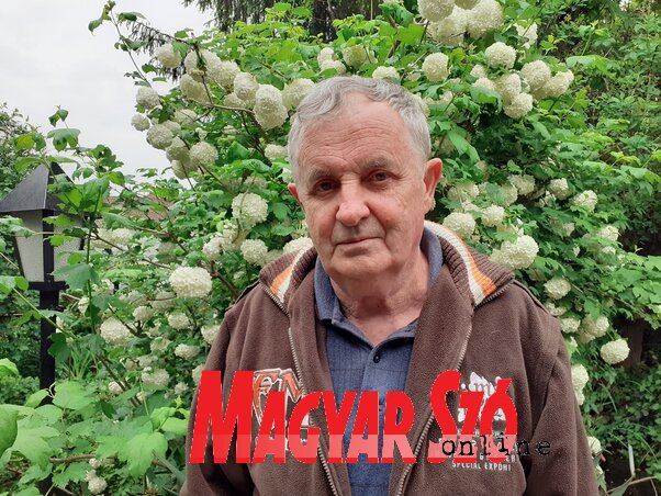Oláh István a családi házuk udvarában