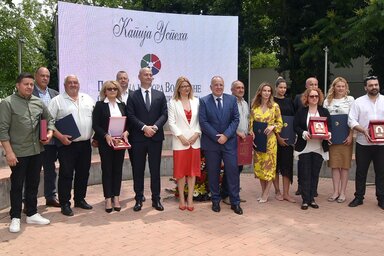 A díjazottak csoportképe a kamaraelnökkel és az idegenforgalmi titkárral, Ádám István balról a negyedik, Mauer Oszkár balról a második