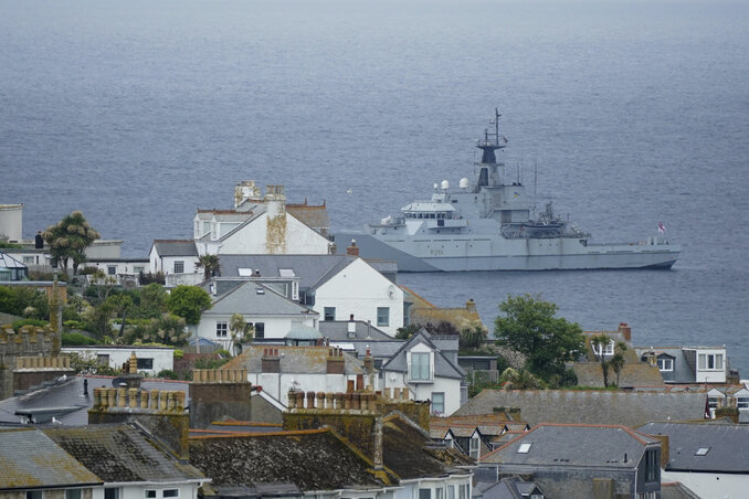 A G7-csúcsnak a cornwalli Carbis öbölben levő St. Ives városkában található Cornish resort ad otthont, így az öbölben most járőröző hadihajóból és csónakból bőven akad (Fotó: AP via Beta)
