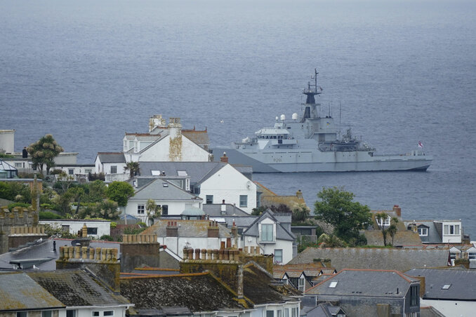 A G7-csúcsnak a cornwalli Carbis öbölben levő St. Ives városkában található Cornish resort ad otthont, így az öbölben most járőröző hadihajóból és csónakból bőven akad (Fotó: AP via Beta) A G7-csúcsnak a cornwalli Carbis öbölben levő St. Ives városkában található Cornish resort ad otthont, így az öbölben most járőröző hadihajóból és csónakból bőven akad (Fotó: AP via Beta)