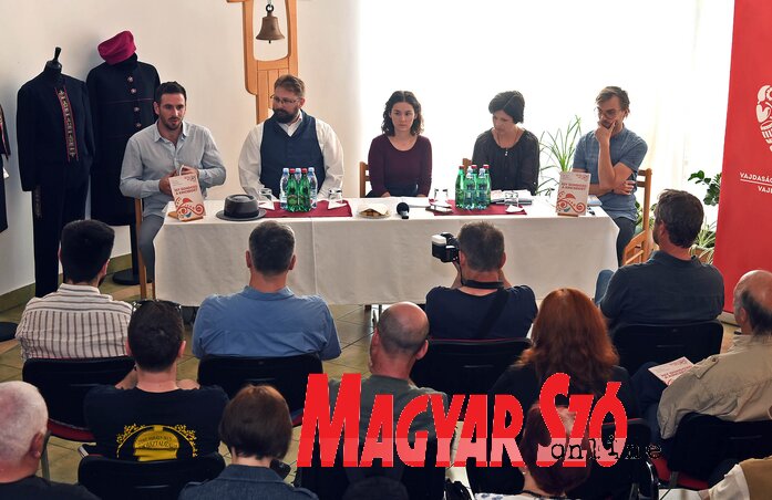 Fehér Viktor, Resócki Rolland és Resócki Vázsonyi Csilla mutatták be a könyvet Hajvert Lódi Andrea és Vígi László vendégek társaságában (Gergely Árpád felvétele) Fehér Viktor, Resócki Rolland és Resócki Vázsonyi Csilla mutatták be a könyvet Hajvert Lódi Andrea és Vígi László vendégek társaságában (Gergely Árpád felvétele)