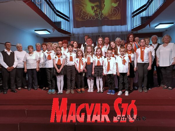 A csoportkép a Petőfi-est végén készült (Kazinczy Paszterkó Diana felvétele) A csoportkép a Petőfi-est végén készült (Kazinczy Paszterkó Diana felvétele)