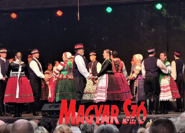 A színpompás műsort a házigazda Cirkalom táncegyüttes nyitotta A színpompás műsort a házigazda Cirkalom táncegyüttes nyitotta