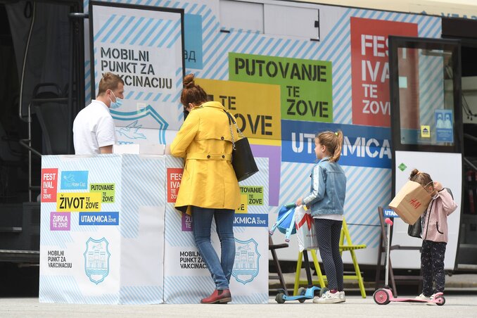 A védettséget legfontosabb lenne a fiatalabbaknak megszerezniük, akik többet mennek emberek közé, bulikba, érettségi bankettekre, vagy fesztiválokra (Fotó: Beta) A védettséget legfontosabb lenne a fiatalabbaknak megszerezniük, akik többet mennek emberek közé, bulikba, érettségi bankettekre, vagy fesztiválokra (Fotó: Beta)