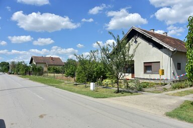 A Papp Pál utca Adorjánon. előtérben az áldozat háza (Gergely József felvétele)