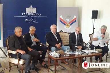 képen (balról jobbra): Dobrivoje Antonić szerző, Đorđe Perišić olimpiai érmes vízilabdázó, a könyv recenzense, Božidar Maljković, a Szerb Olimpiai Bizottság elnöke, Miloš Vučević polgármester és Zoran Pančić kétszeres érmes evezős, az újvidéki veterán sp