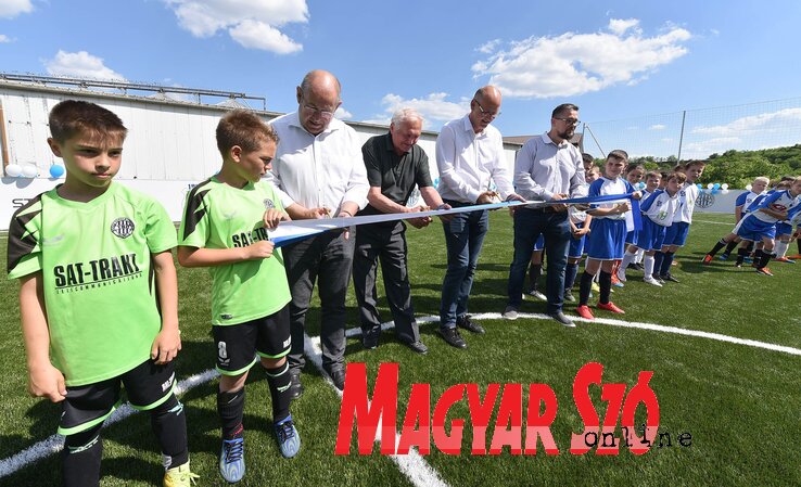 A kishegyesi műfüves pálya megnyitóján A kishegyesi műfüves pálya megnyitóján