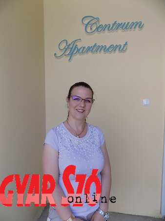 Rúzsa Tuza Laura az apartman bejáratánál (Fotó: Szögi Csaba) Rúzsa Tuza Laura az apartman bejáratánál (Fotó: Szögi Csaba)