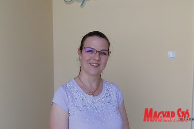 Rúzsa Tuza Laura az apartman bejáratánál (Fotó: Szögi Csaba)