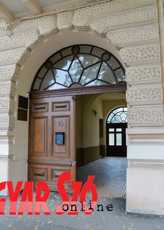 Az apartman bejárata a Fő utcán Az apartman bejárata a Fő utcán